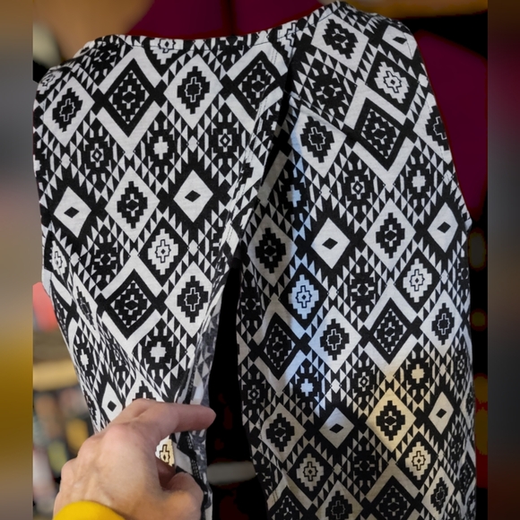 ✨️$3 or 2 for $5✨️No Boundaries, size: Lg/11-13, black & white, geometric design - Picture 6 of 10